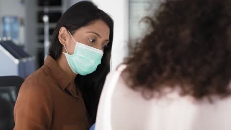 vídeo en primer plano de mujeres hablando en la oficina durante la pandemia