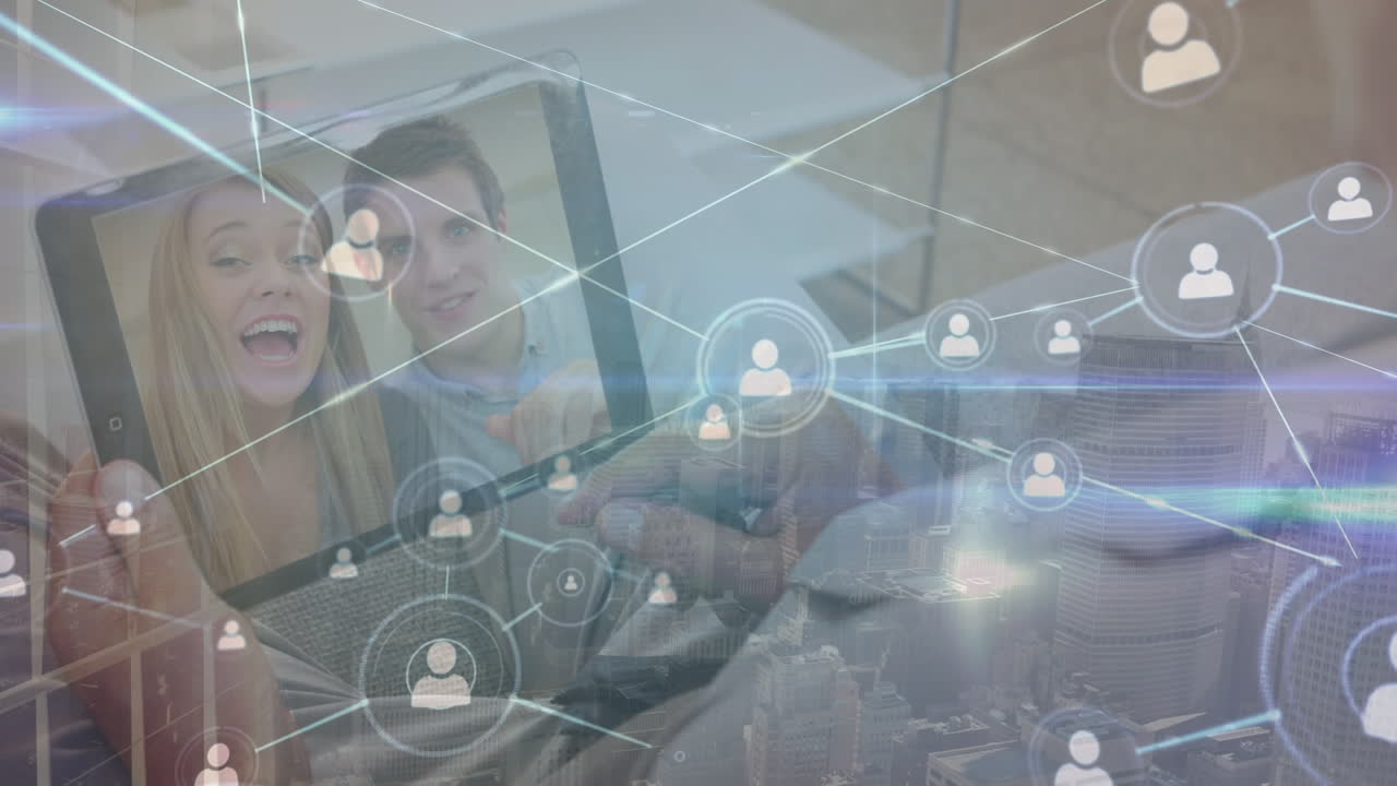 animación de la red de conexiones sobre un hombre caucásico anciano haciendo una llamada de video en una tableta