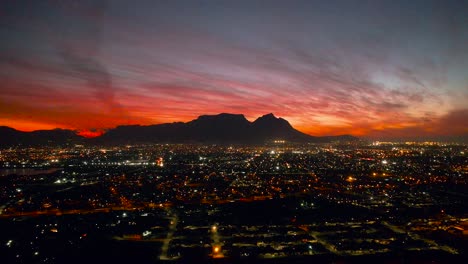 Magnífico-Time-lapse-Del-Tráfico-Nocturno-En-Ciudad-Del-Cabo-Después-Del-Atardecer