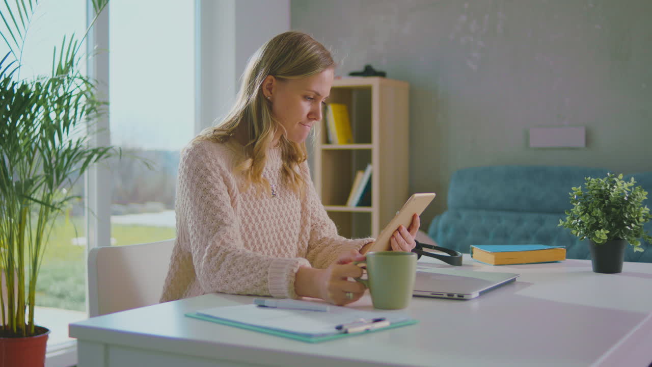 mujer mirando y bebiendo café