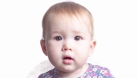 transformación del rostro de la niña. el rostro del bebé de siete meses de edad se transforma suavemente en el rostro del mismo bebé de un año de edad.