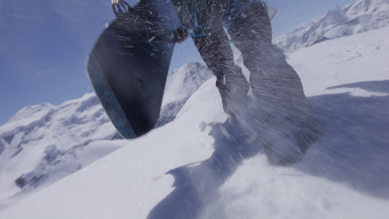 Snowboard freeride in deep powder snow in the Swiss Alps, carving through untouched terrain with dynamic turns and stunning alpine backdrops.