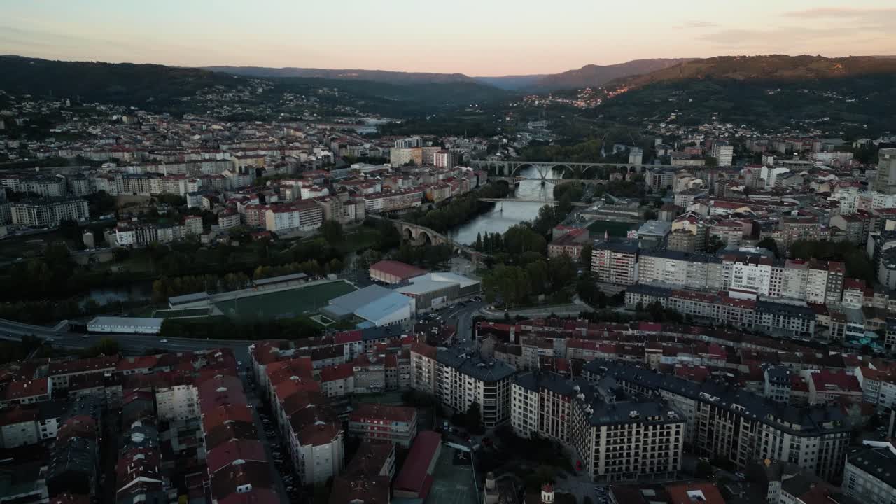 vista aérea de una ciudad al atardecer