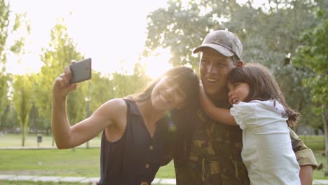 Feliz-Pareja-Militar-De-Padres-Y-Lindo-Niño-Tomando-Selfie