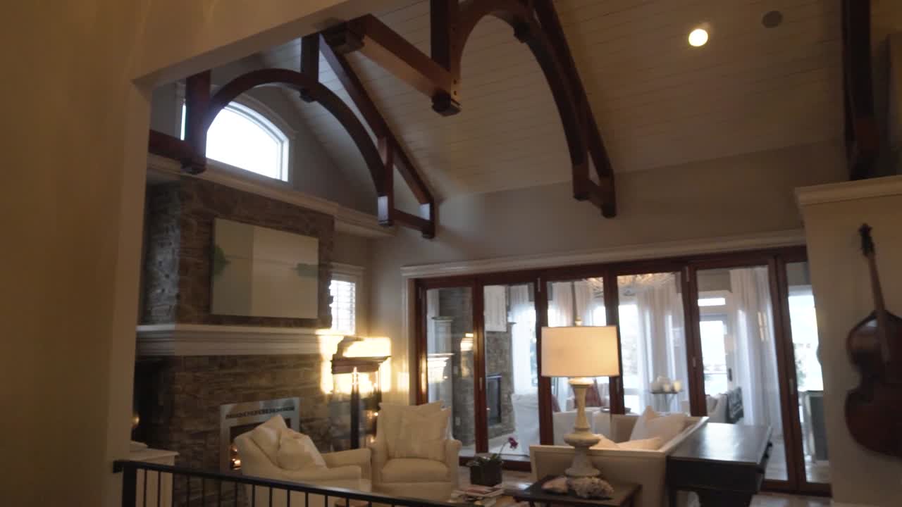 sala de estar con techos altos