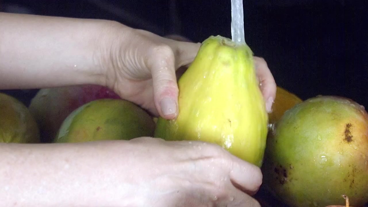 Primo piano, texture della buccia, frutto intero, processo di lavaggio al chiuso, al rallentatore.