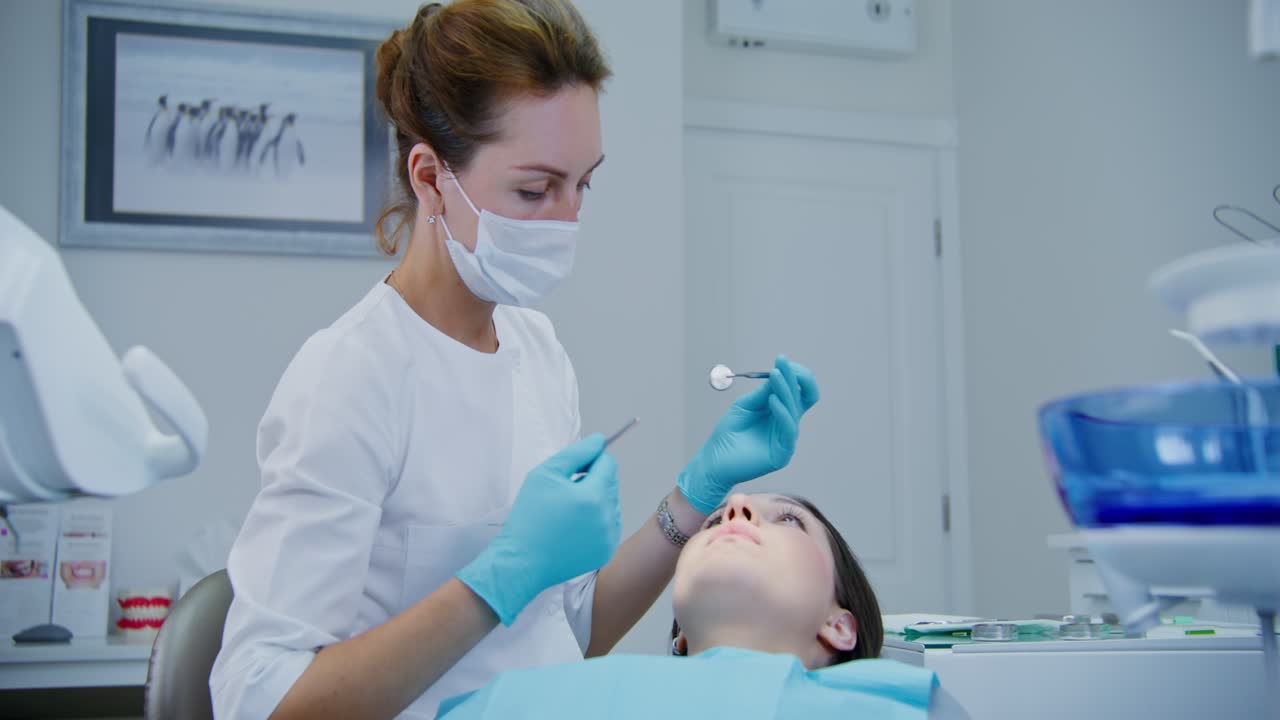 dentista examinando um paciente
