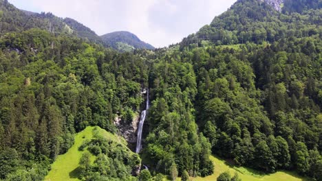 Toma-Cinematográfica-Aérea-Giratoria-De-Diesbachfall-En-Glarus,-Suiza