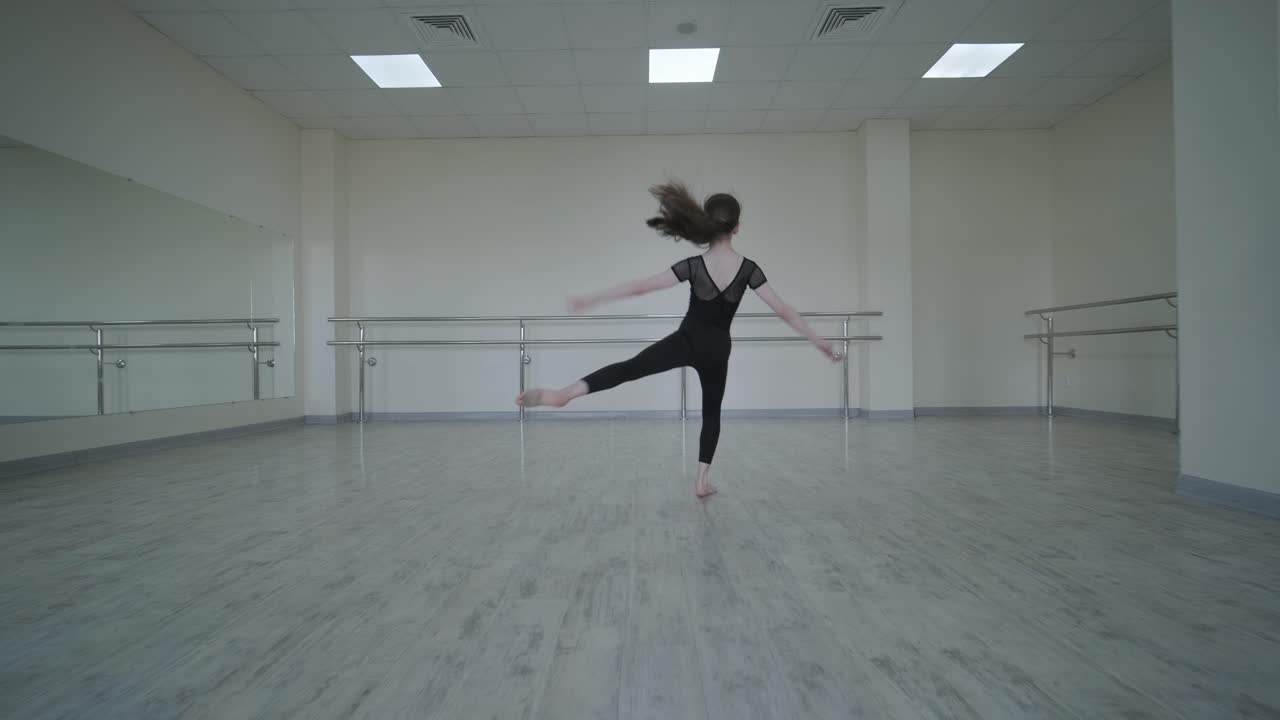 젊은 발레리나 가 스튜디오 에서 춤 을 연습 하고 있다