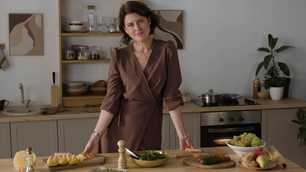 Donna che prepara l'insalata in cucina