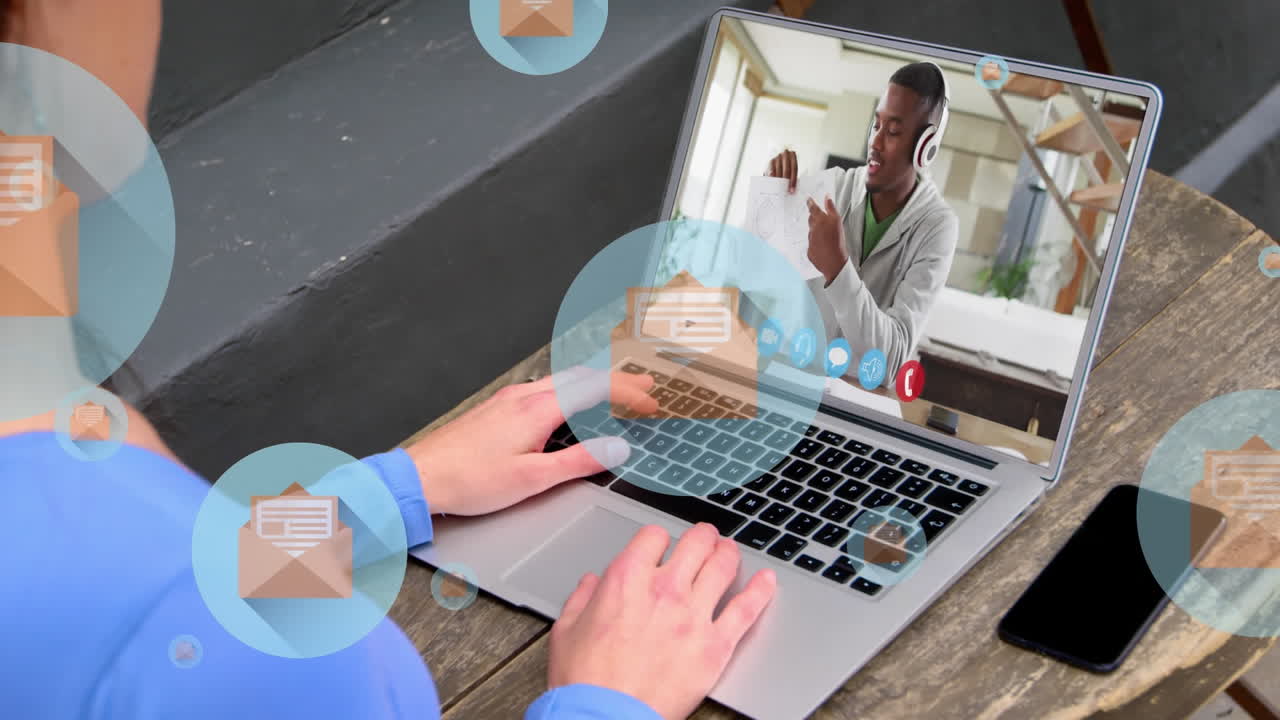 animación de sobre en círculos, diversos compañeros de trabajo discutiendo informes a través de videoconferencia en la computadora portátil