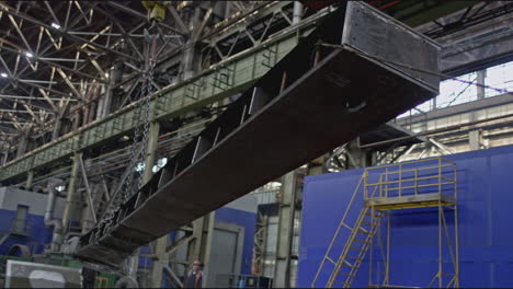 heavy metal beam lifting in factory