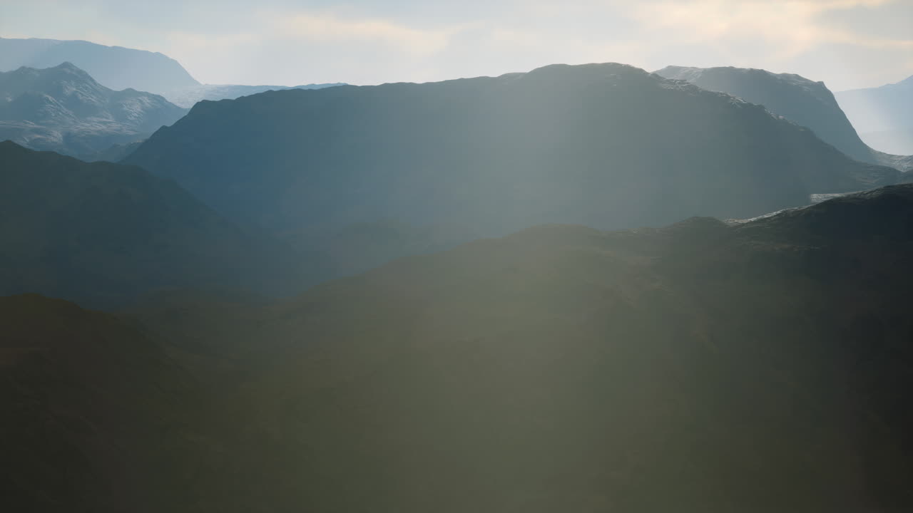 paisaje desértico de las montañas de pamir en la niebla