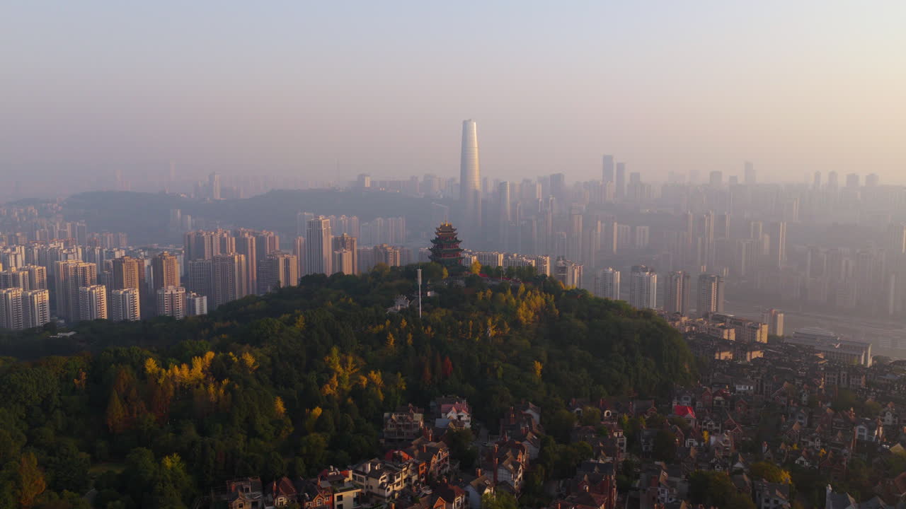 Luftaufnahme des Hongen-Pavillons, Skyline der Innenstadt von Chongqing bei Sonnenuntergang in China.