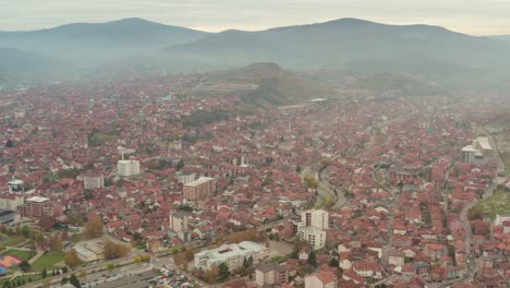 ciudad de novi pazar en el suroeste de serbia, vista aérea sobre el paisaje urbano