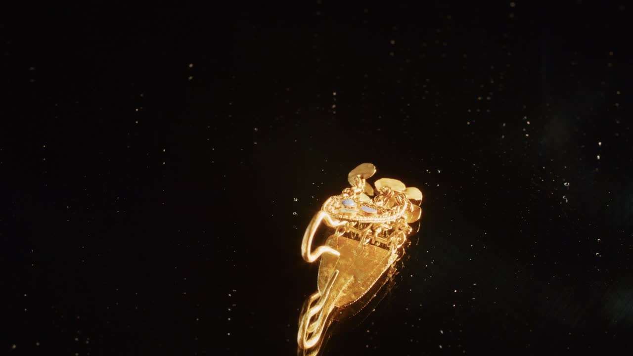 스키타이 신부 2000년 전의 황금 귀걸이, 발굴 과정에서 발견된 오래된 귀걸이와 회전 바, 빈티지 보석, 종교, 클로즈업