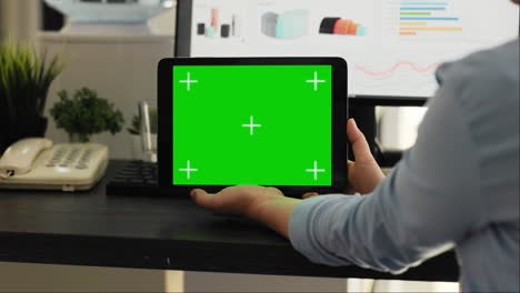 mujer comprobando la pantalla verde en la tableta