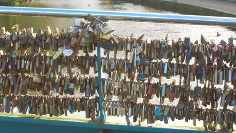 Close-up-lots-of-padlocks-connected-to-railings-close-up