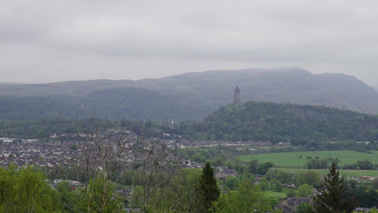 Blick aus der Höhe auf das National Wallace Monument im Hintergrund.