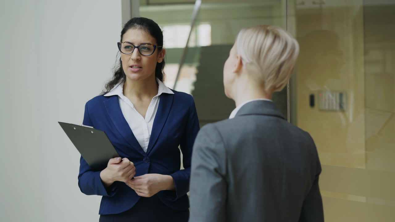 mujeres de negocios en discusión