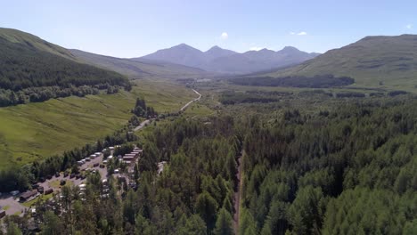 tiro aéreo empujando sobre tyndrum mirando al sureste hacia ben more