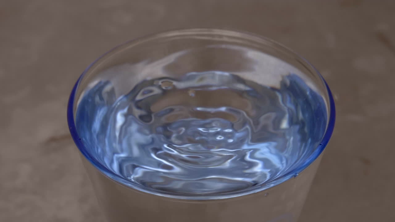 투명한 물 한 잔의 파급 효과