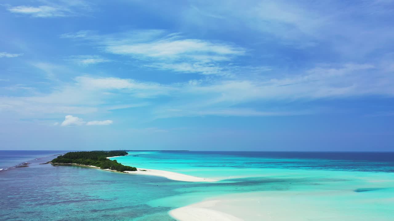 열대 섬 위를 날아다니는 화이트 비치, 말디브 바다, 푸른 물과 산호초