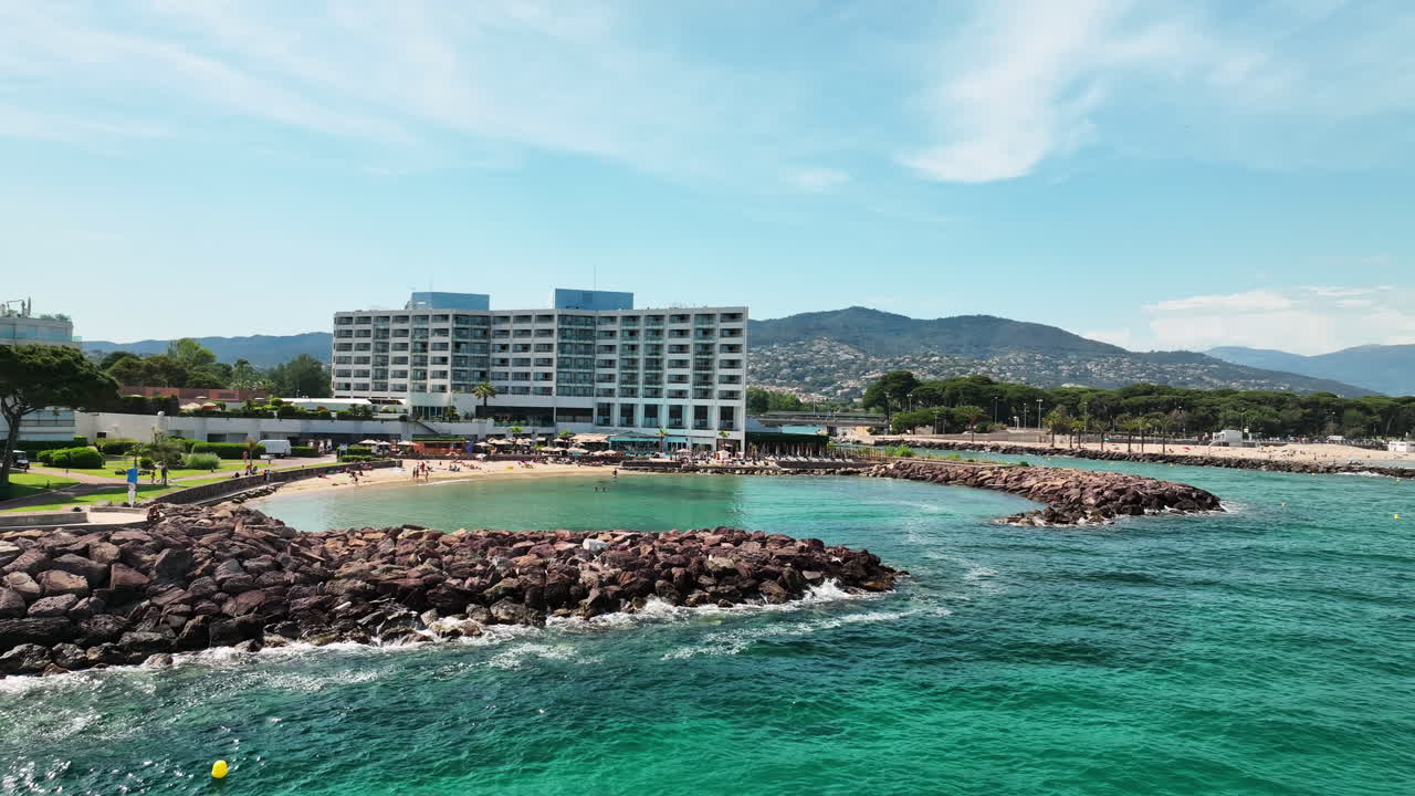 해안 피난처: 만델리우 해변을 따라 휴양 오아시스