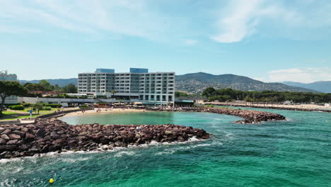 retiro costero: oasis de vacaciones a lo largo de la playa de mandelieu