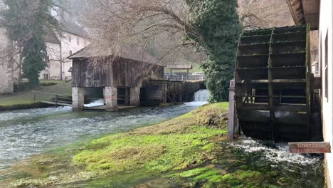 Hölzernes-Mühlrad-Am-Fluss