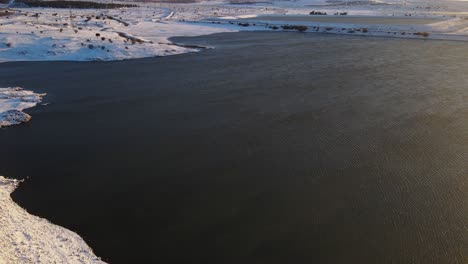 Überblick-über-Das-Bental-Reservoir-In-Den-Golanhöhen,-Israel-An-Einem-Kalten,-Schneebedeckten-Wintermorgen