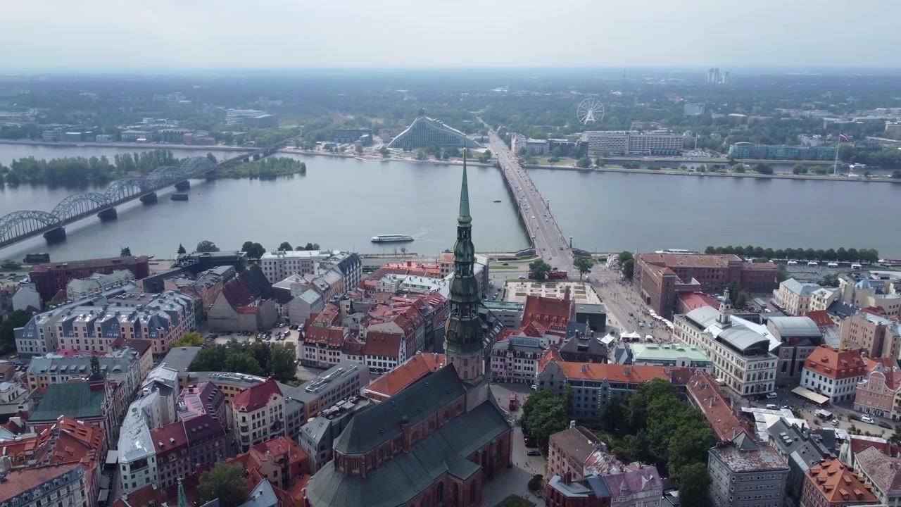Ponti della città di Riga, centro storico e alta torre della cattedrale, vista aerea con drone