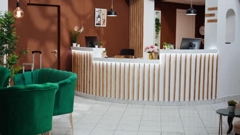 el vestíbulo vacío de la recepción del hotel con una decoración costosa y elegante