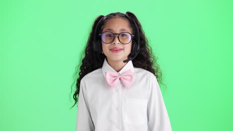 chica sonriente con auriculares y gafas