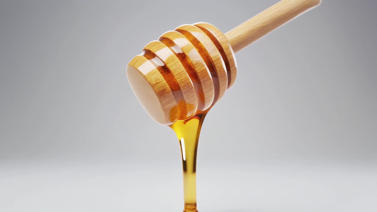 Miele d'oro che gocciola da un cucciolo di miele di legno