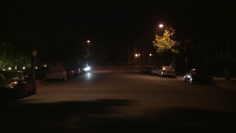 un automóvil viaja a lo largo de una calle en la noche en los ángeles california como se ve a través de la ventana trasera
