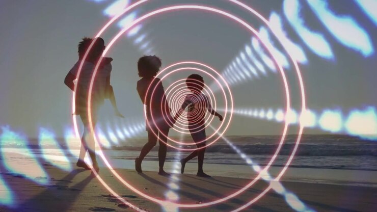 Famiglia che inizia una passeggiata lungo la riva al tramonto per un momento di unione, con una sovrapposizione tecnologica di anelli pulsanti che allineano le forme.