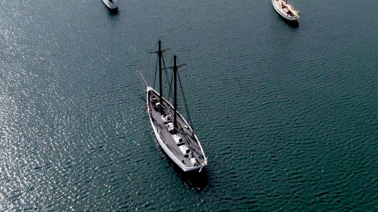 veleros flotando en la superficie del agua en el puerto de vine haven en cape cod, massachusetts