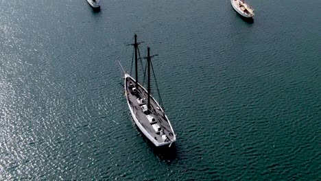 Veleros-Flotando-En-La-Superficie-Del-Agua-En-El-Puerto-De-Vine-Haven-En-Cape-Cod,-Massachusetts