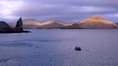 Pinnacle-Rock-Ein-Vulkanischer-Tuffkegel-Ist-Ein-Wahrzeichen-Der-Galapagos-Inseln-2