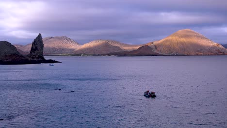 roca pináculo un cono de toba volcánica es un hito en las islas galápagos 2