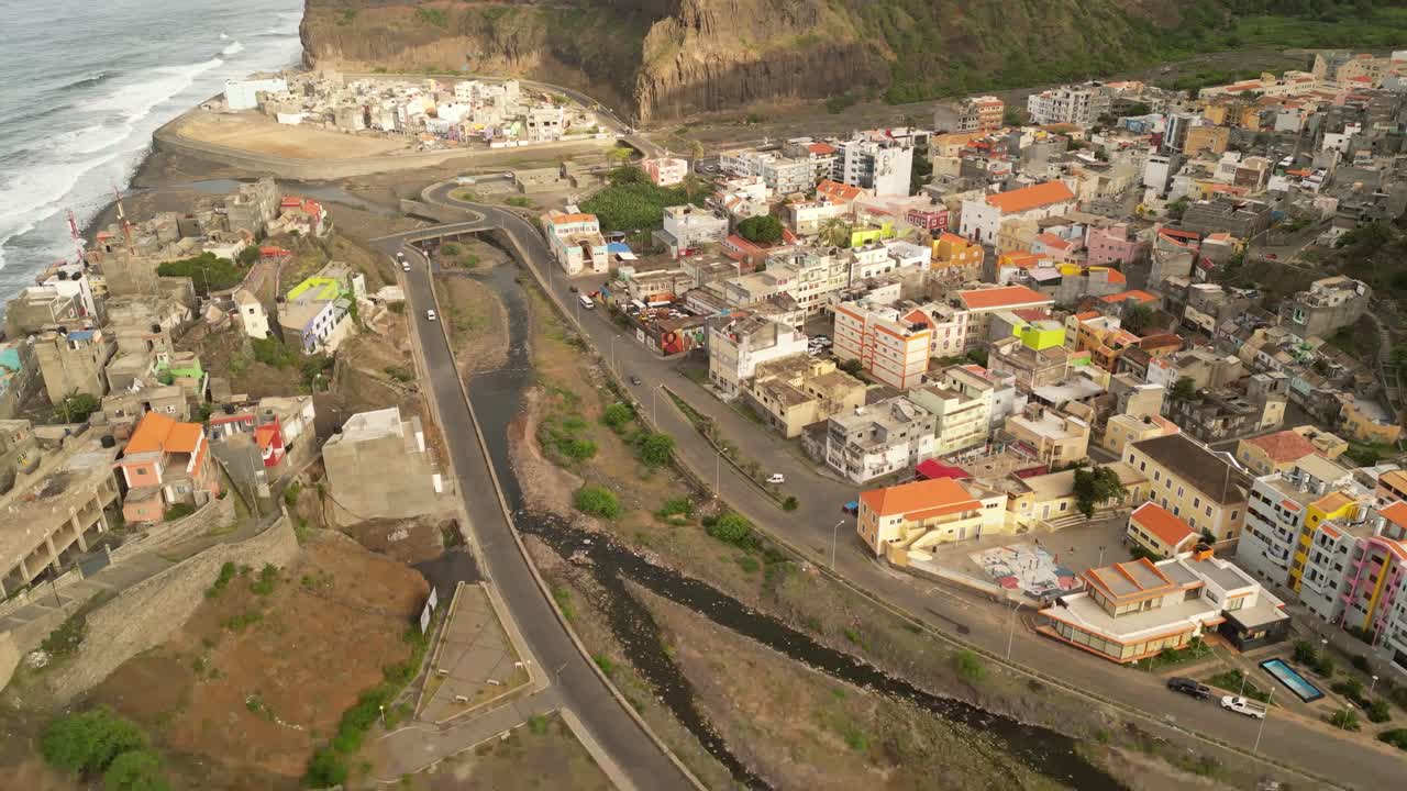 vista aérea del paisaje de la ciudad de ribeira grande en santo antão, islas del cabo verde, áfrica