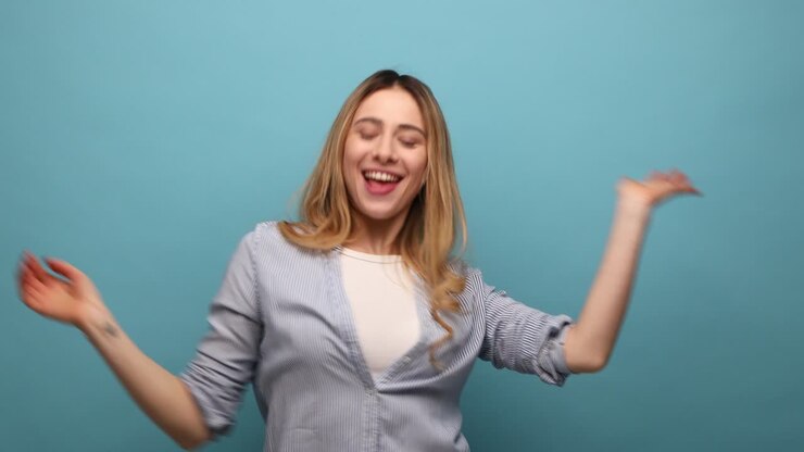 Donna che sparge dollari con una smorfia arrogante, vantandosi di una vita agiata, spendendo denaro con noncuranza
