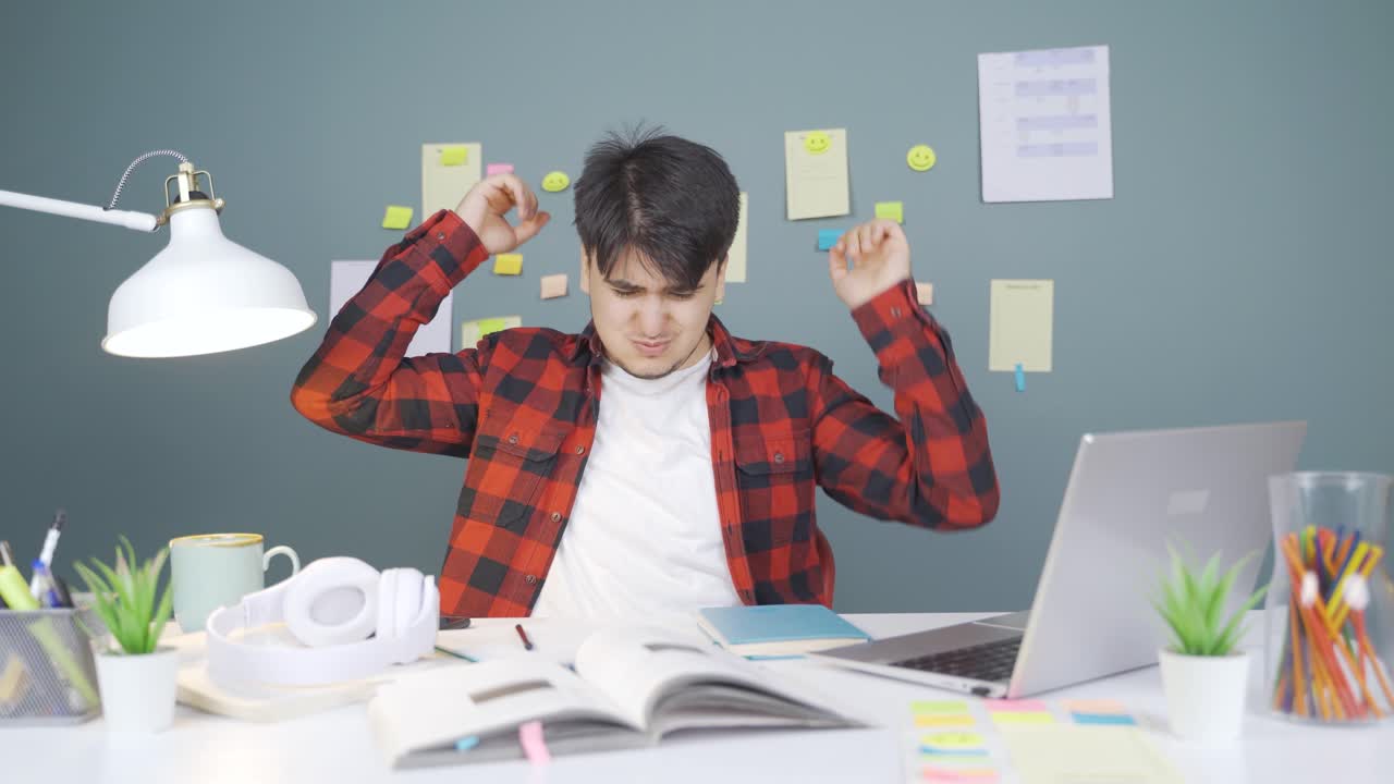 ⁇ 드폰 충전이 끝난 후 화를 내었던 남학생.