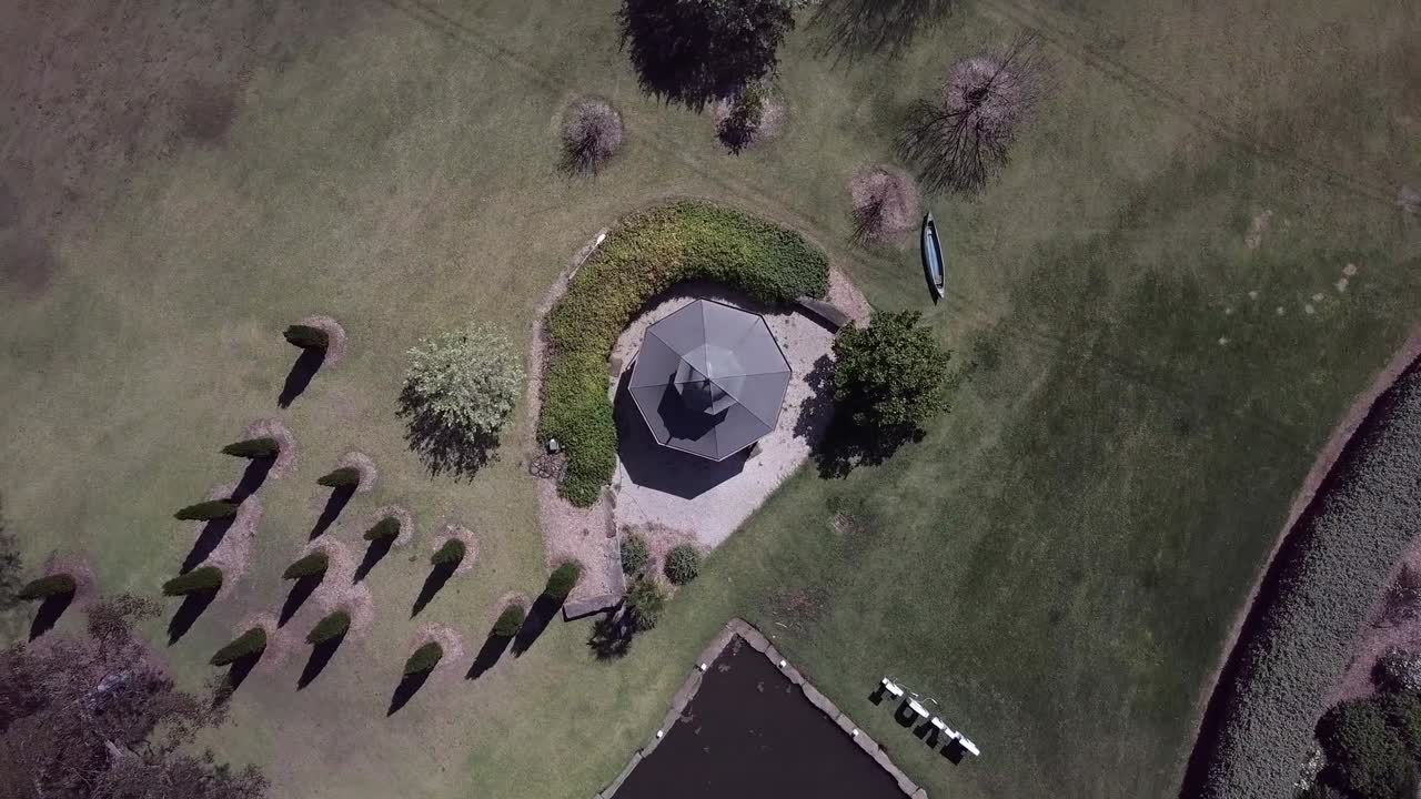 정원에 있는 정자 지붕 위에서 아래로 - 공중 궤도