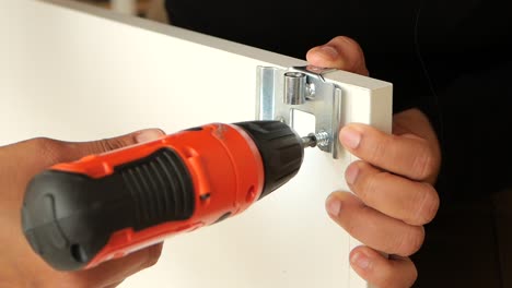 installing cabinet door hinges