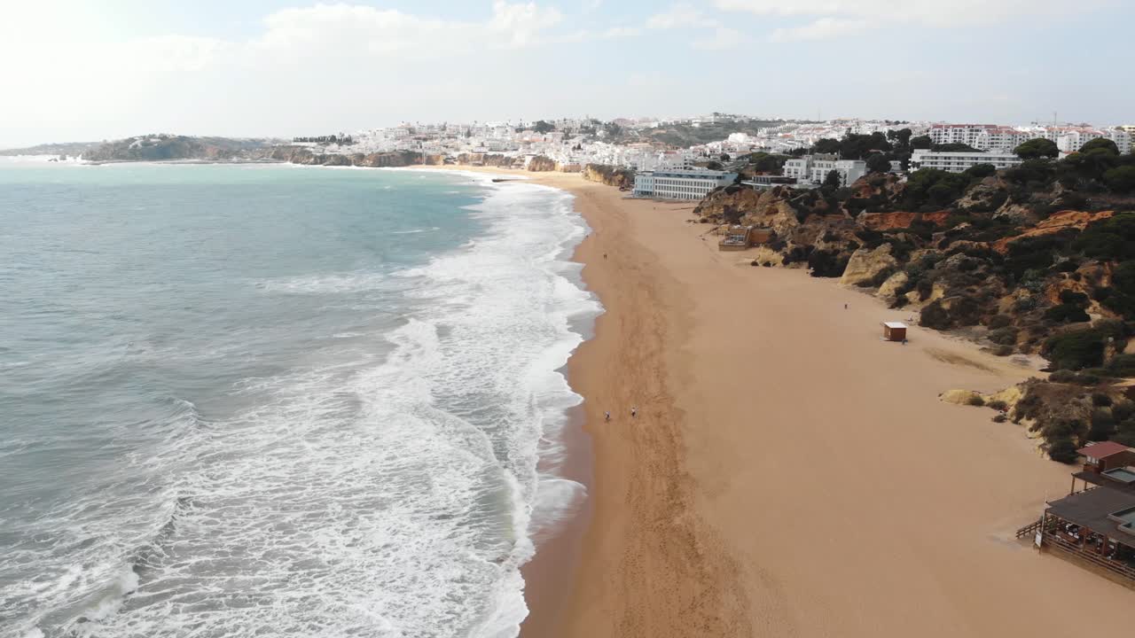 Mittelmeer-Strandlinie an einem sonnigen Tag in Albufeira, Algarve, Portugal – Überflug-Luftaufnahme