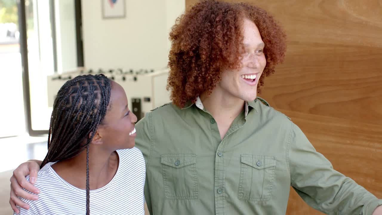 pareja feliz diversa saludando a amigos en la puerta de entrada de la casa, cámara lenta