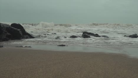 Starke-Wellen,-Die-Im-Monsun-An-Einem-Felsigen-Strand-Auf-Den-Sand-Spritzen-Und-Krachen