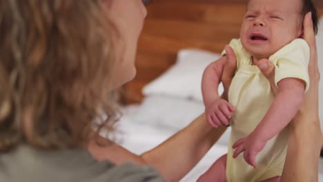 Vídeo-De-Un-Bebé-Recién-Nacido-Sostenido-Por-Su-Madre-Y-Llorando